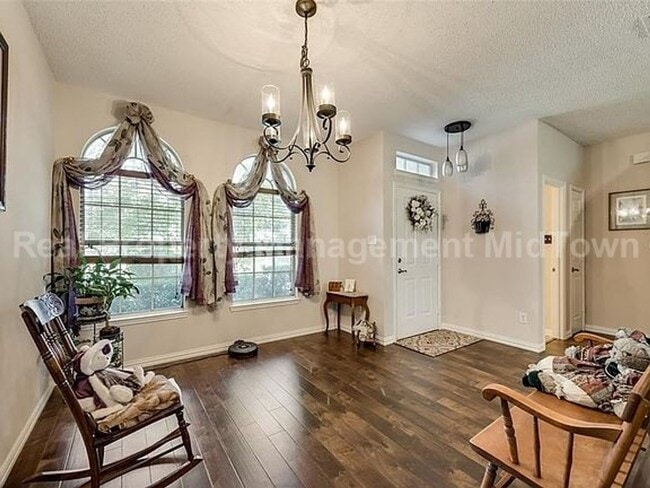 Building Photo - Spacious, Freshly Updated Family Home in P...