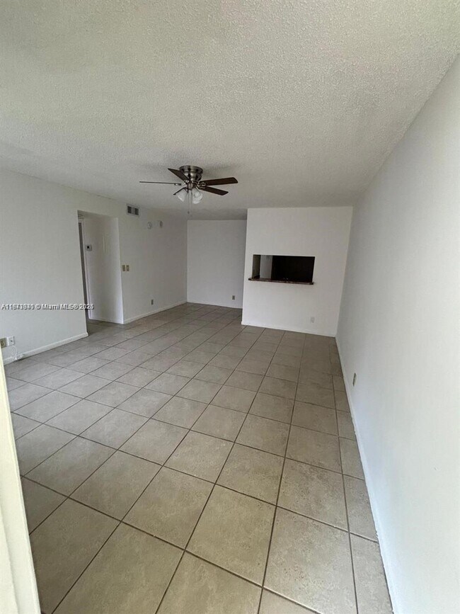 Building Photo - 824 Twin Lakes Dr