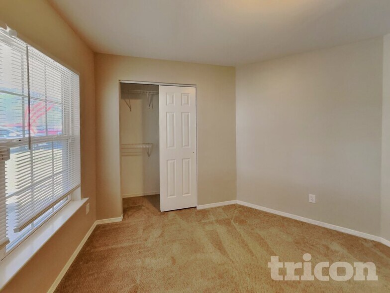 Building Photo - 3009 Softwind Dr