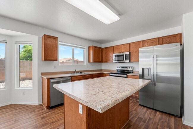 Building Photo - Freshly Updated 4 Bed | New Carpet, New Appliances & Open Layout
