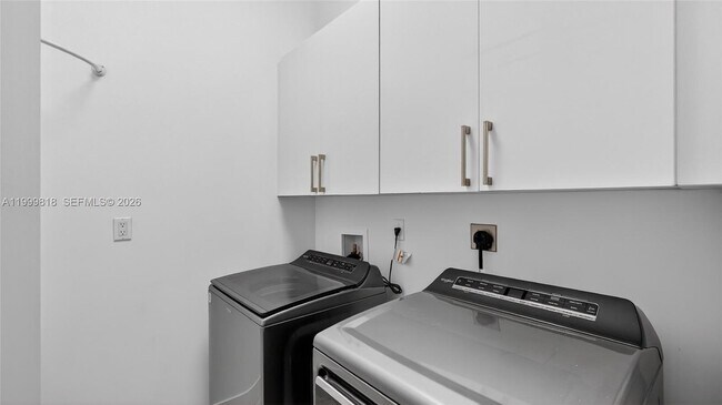 Building Photo - 622 Malaga Ave