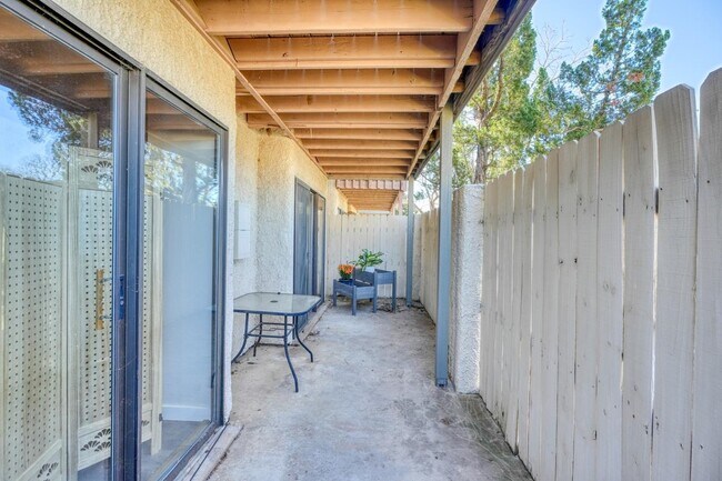 Building Photo - 207 Hi Cir N