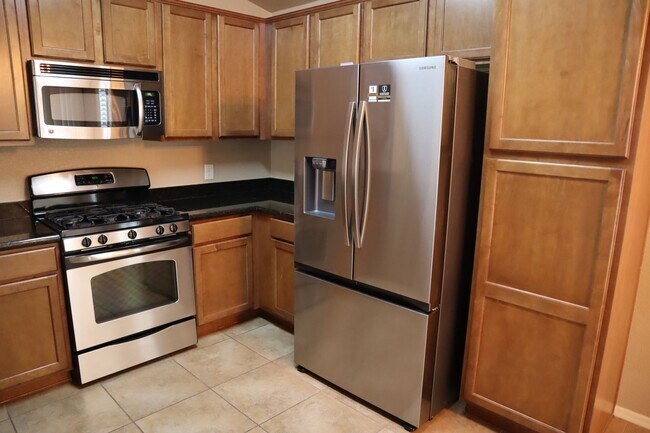 Building Photo - Livable, Lovable, & Avaiable!