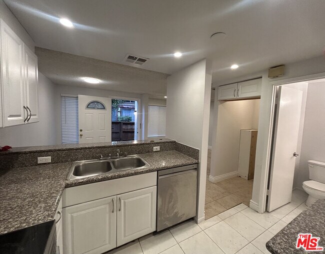 Building Photo - 14501 Tupper St