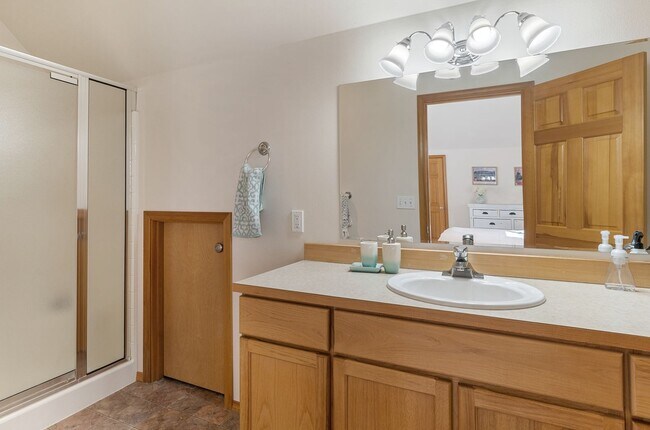 Building Photo - Luxurious Fully Furnished 3-Bedroom, 4-Bat...