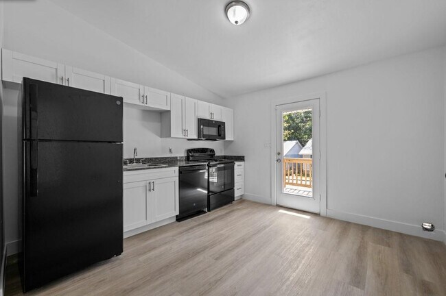 Building Photo - 2202 Magnolia Cir
