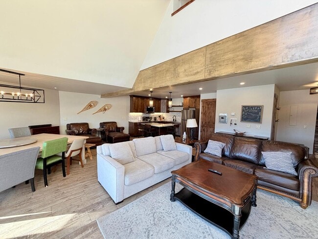 Building Photo - 628 Cranmer Ave