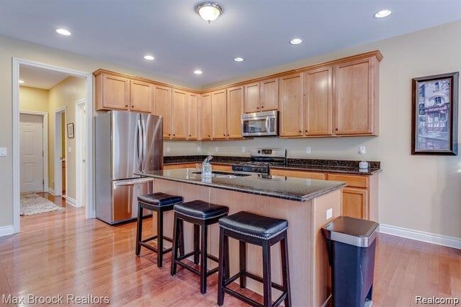 Building Photo - 1050 Oakwood Dr