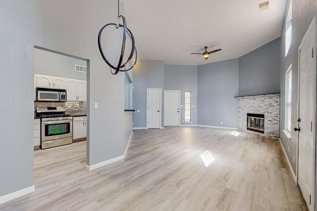 Building Photo - NW Home 3 Bedroom 2 Bath 2 Car Garage 1266/SF