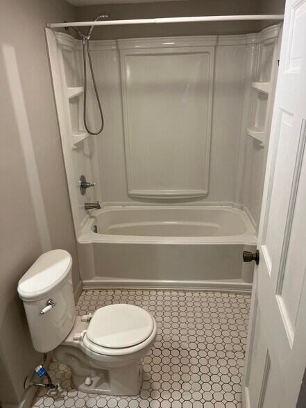 Building Photo - 15 Locust St