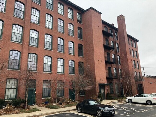 Building Photo - 28 Bayley St