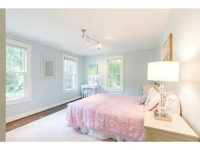 Building Photo - 1916 Greystone Rd NW