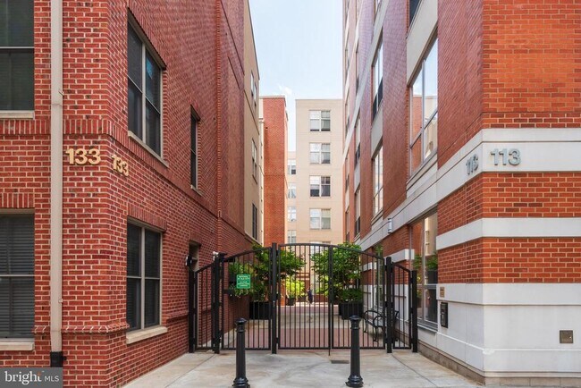 Building Photo - 133 N Bread St
