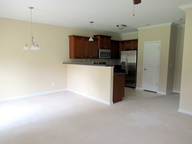 Building Photo - Three Bedroom Townhome in Richlands Close to Everything!!