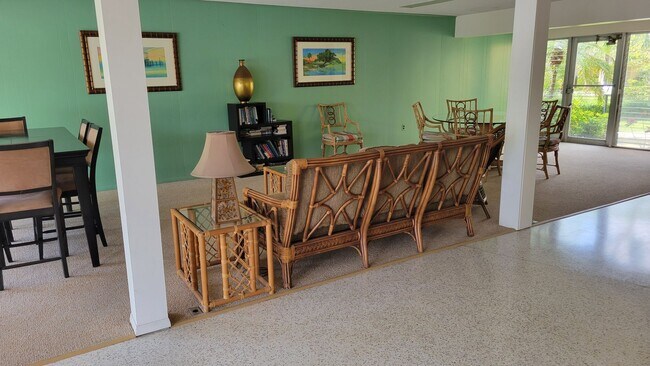 Building Photo - Annual Turnkey furnished renovated 1/1 dow...
