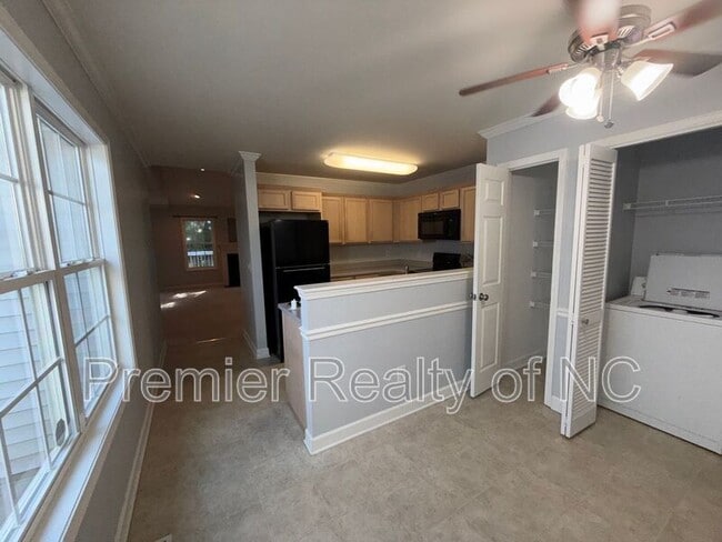 Building Photo - 605 Westpark Ct