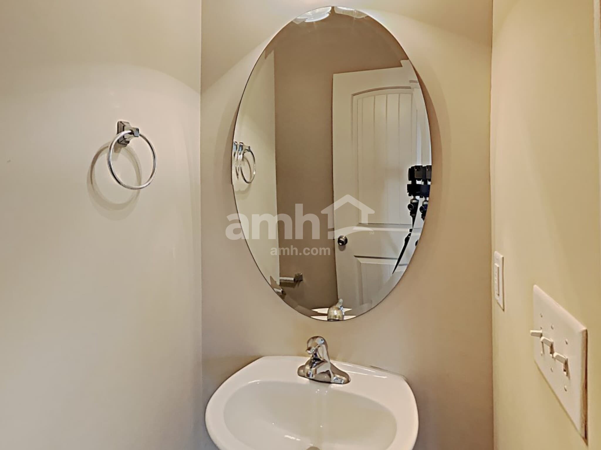 Building Photo - 913 Bridlemine Dr