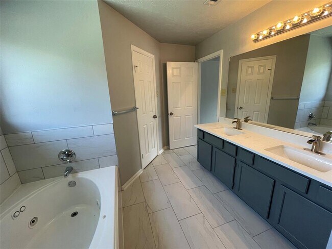 Building Photo - 14803 Silver Knight Ct
