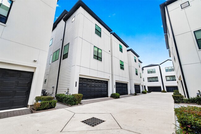 Building Photo - 2812 Grand Fountains Dr