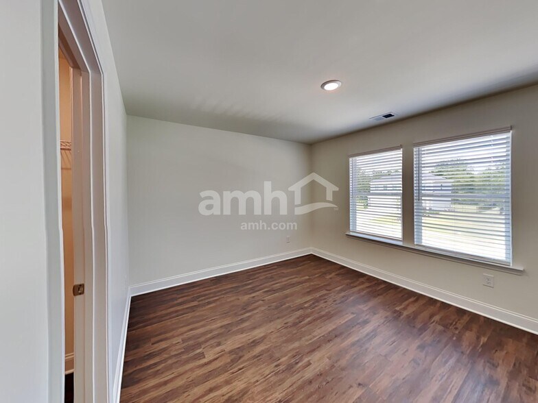 Building Photo - 251 Willow Ln