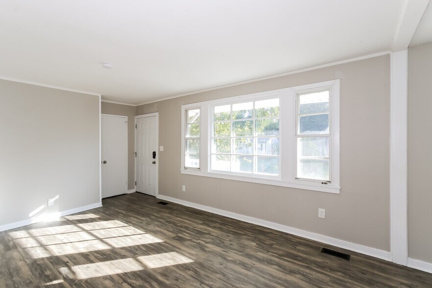 Building Photo - 663 Seymour Dr