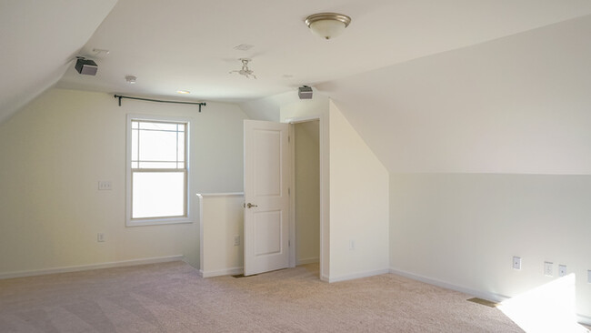 Building Photo - Single Family |2nd Floor Loft | Washer/ Dr...