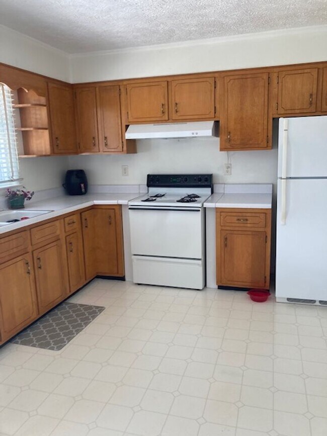 Building Photo - Maryville 37804 - 3 bedroom, 2 bath ranch home - Contact Debra Johnson (865) 591-8281