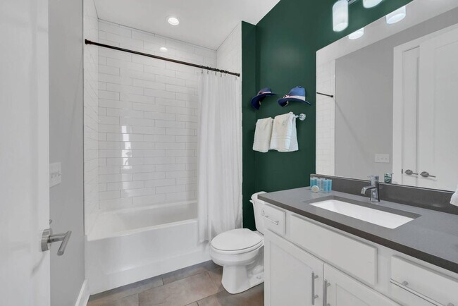 Building Photo - 516 27th Ave N