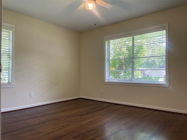 Building Photo - 9602 Val Verde St