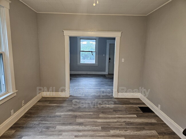 Building Photo - 5402 Rolston Ave