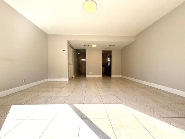 Building Photo - 413 N Cypress Dr