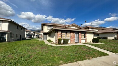 Building Photo - 2 Bedroom Townhome in Highland California