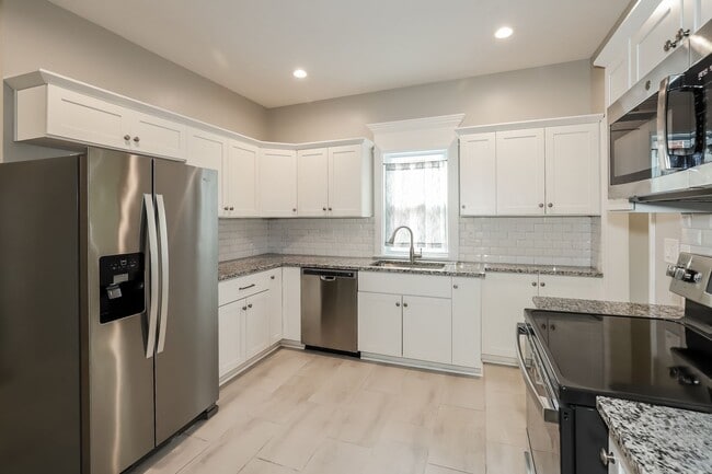 Building Photo - Don't miss out on this beautiful home!