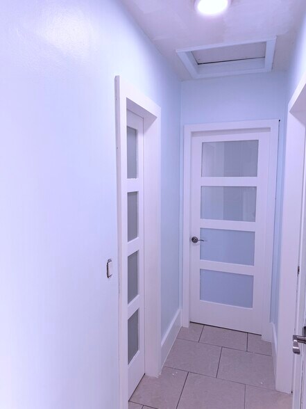 Building Photo - 2707 Pine Tree Dr
