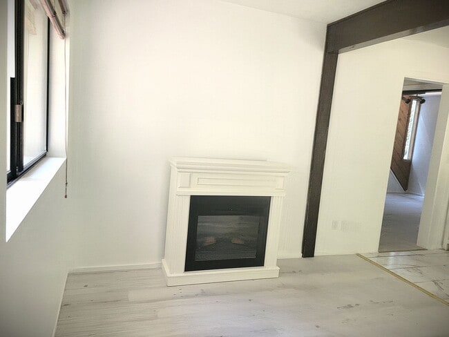 Building Photo - Renovated Cascade shores apartment