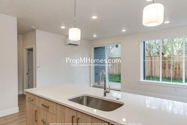 Building Photo - Modern Two Bedroom Unit with Fenced Yard!