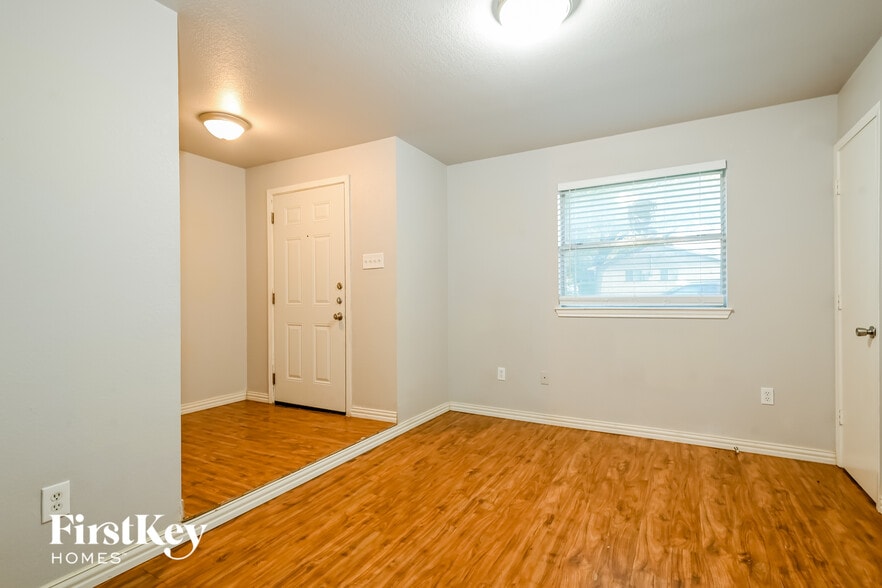 Building Photo - 302 Shorewood Dr