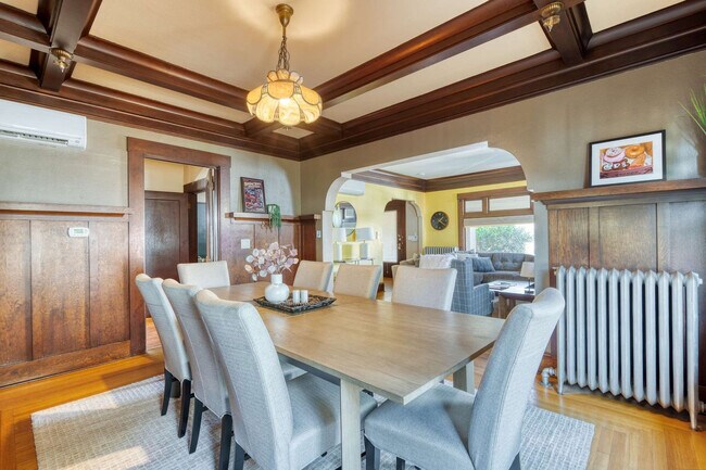 Building Photo - 2034 NE Flanders St