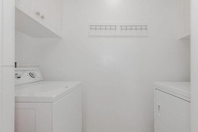 Building Photo - 3020 NE 32nd Ave