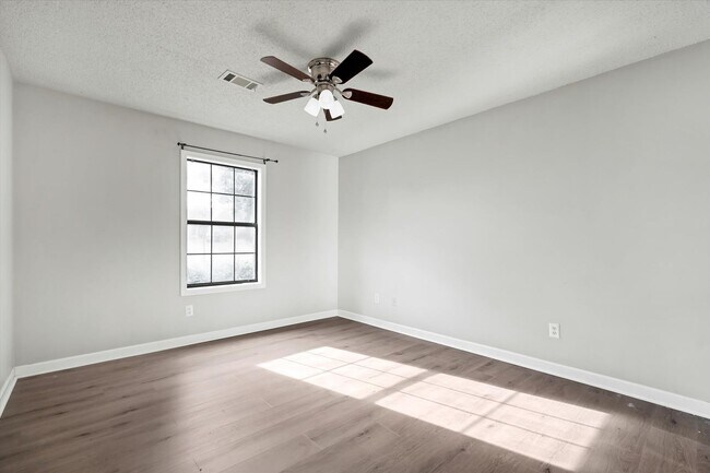 Building Photo - 3 Bed • 2 Bath • Valley View School District