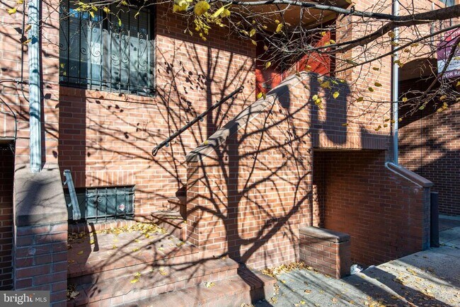 Building Photo - 327 Monroe St