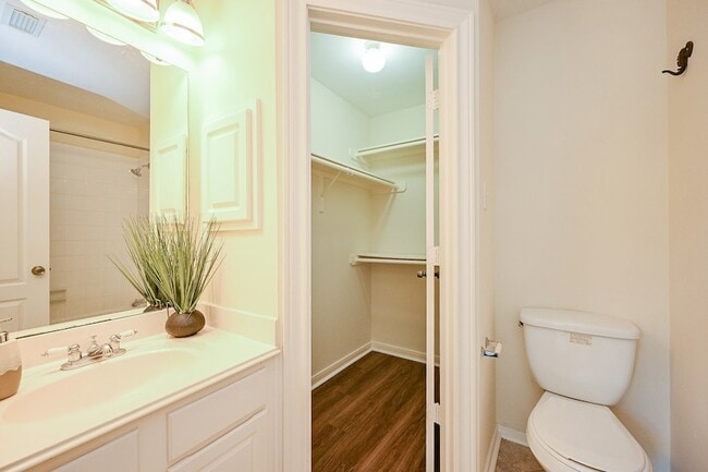Building Photo - 1547 Lakeside Enclave Dr