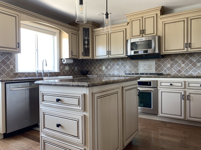 Kitchen - 1575 Lower Trail Rd