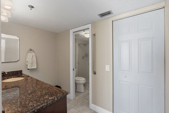 Building Photo - Spacious Waterfront 2/2 condo - Furn. or U...