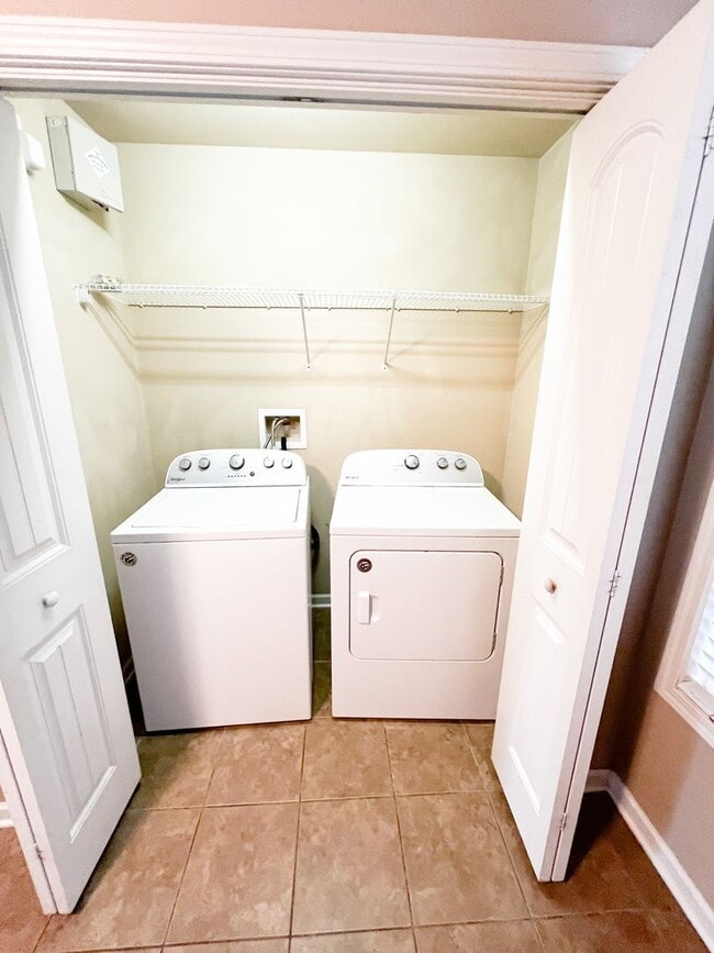 Building Photo - 2 Bedroom 1.5 Bath Townhome