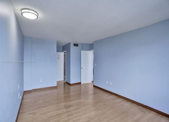 Building Photo - $2,900MONTHLY;11930 N BAYSHORE DR #601 NOR...