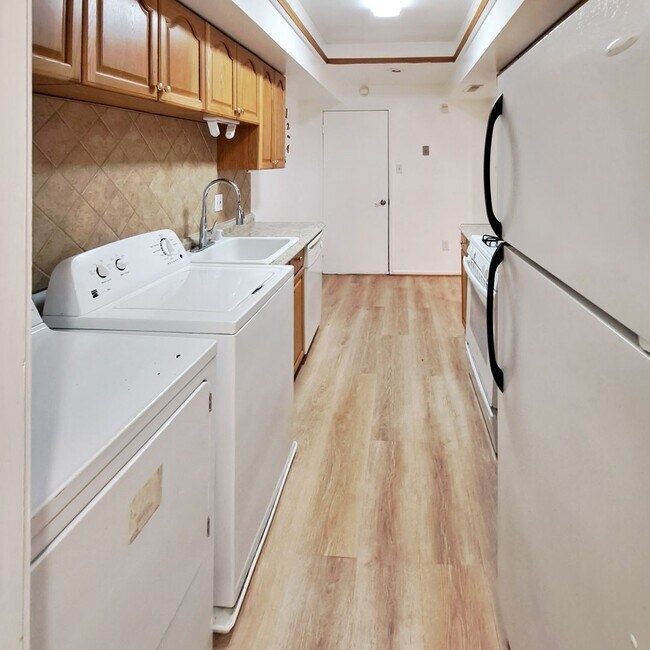 Building Photo - 10244 Prince Pl