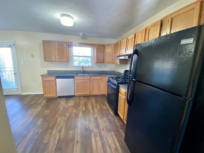 Building Photo - COMING SOON!   Gorgeous 3 Bedroom Townhome!