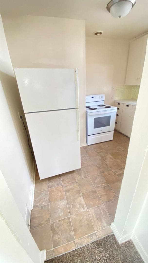 Building Photo - Duplex With Lots Of Room