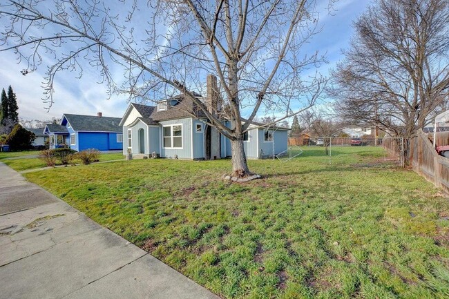 Building Photo - 830 W 12th St